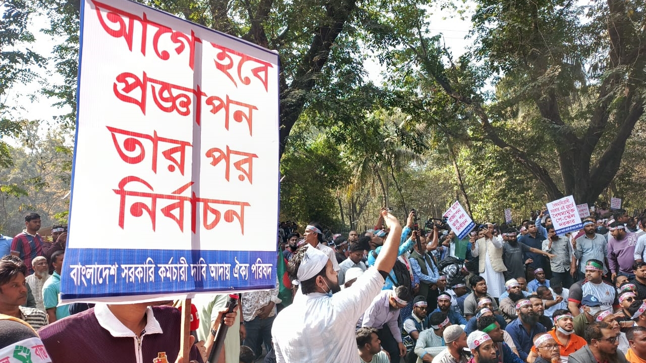 পে-স্কেল বাস্তবায়নের দাবিতে যমুনার সামনে বিক্ষোভ, লাঠিচার্জ