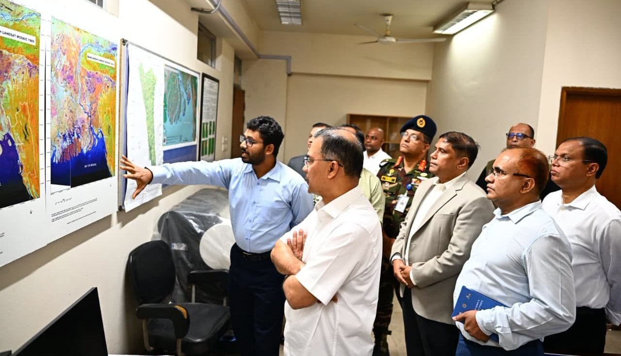 মহাকাশ গবেষণা প্রতিষ্ঠান ‘স্পারসো’ আকস্মিক পরিদর্শনে প্রধানমন্ত্রী