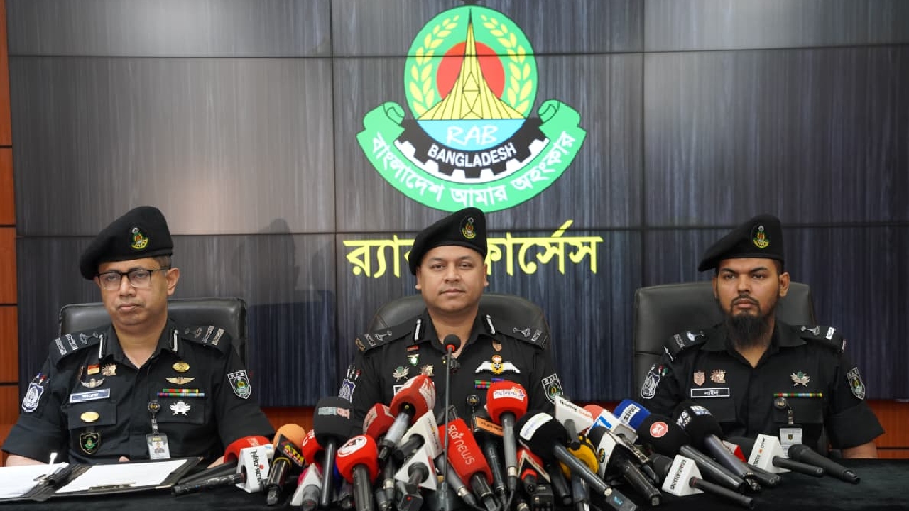 ডেমরায় আইন-শৃঙ্খলা বাহিনীর পরিচয়ে ডাকাতির প্রস্তুতিকালে গ্রেপ্তার ২