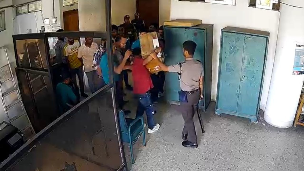 রাজশাহীতে পুলিশের সামনেই ‘টেন্ডার’ বাক্স ছিনতাইয়ের চেষ্টা