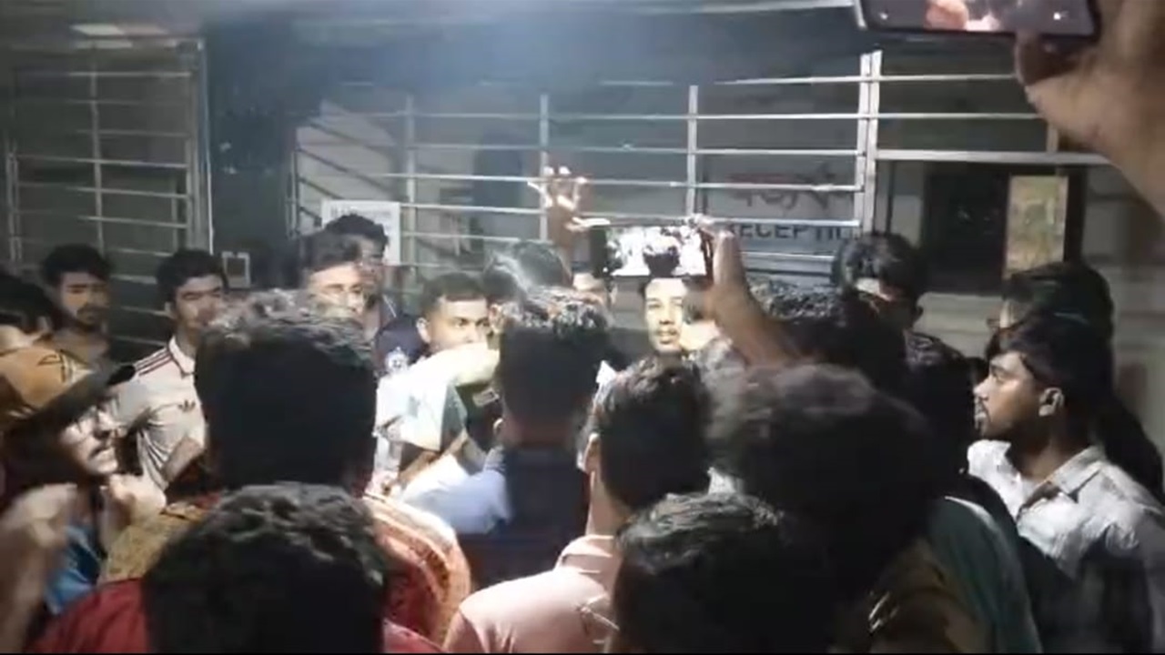 রাবিতে চিকিৎসা কেন্দ্রে অব্যবস্থাপনার অভিযোগ, তালা ঝুলিয়ে শিক্ষার্থীদের প্রতিবাদ