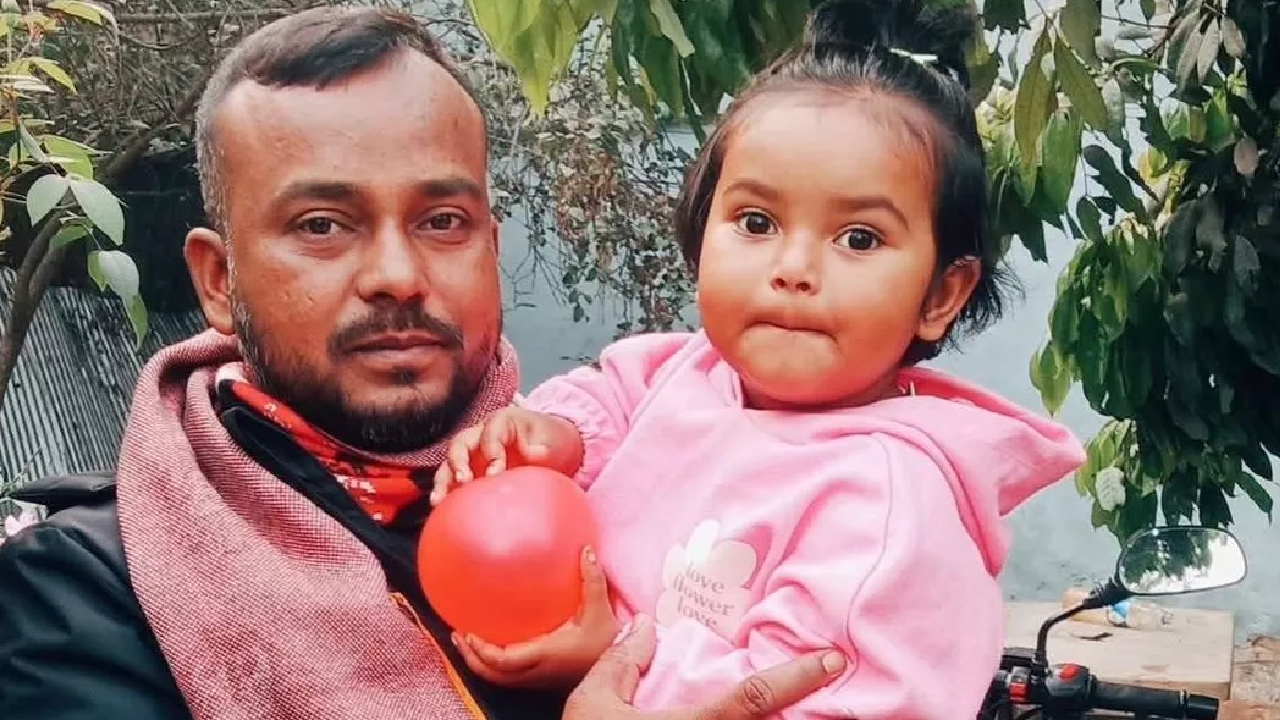 বজ্রপাতে বাবার মৃত্যু, কোল থেকে ছিটকে বাঁচল মেয়ে