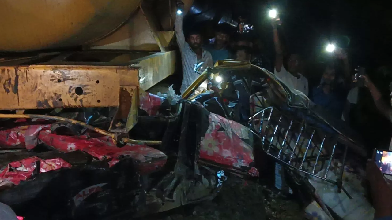 রাজবাড়ীতে ট্রেনের বিচ্ছিন্ন বগির ধাক্কায় নিহত ২