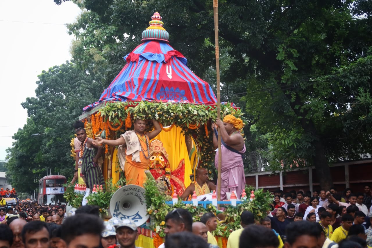 ঢাকায় বর্ণাঢ্য রথযাত্রা, ভক্তদের ঢল
