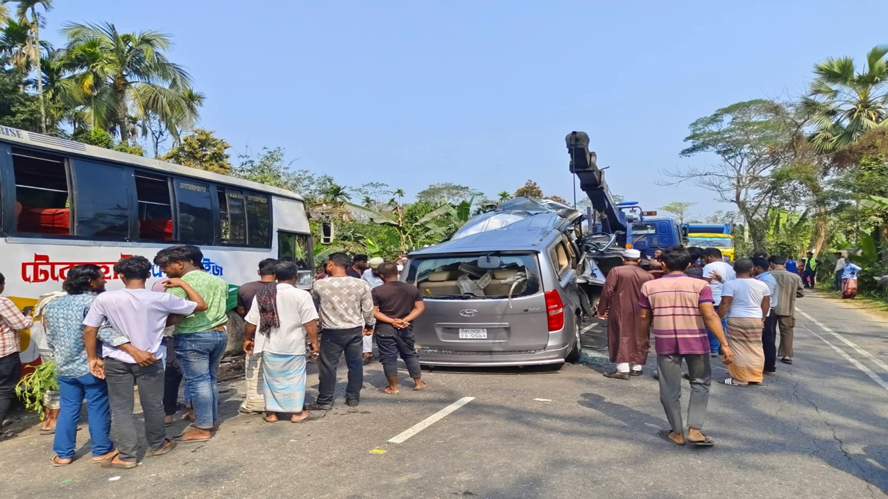 বরিশালে সড়ক দুর্ঘটনায় নিহত দুই , আহত চার জন