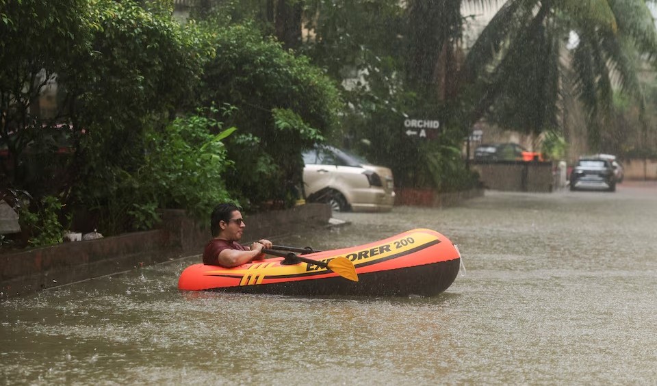 ভারী বৃষ্টিতে বিপর্যস্ত মুম্বাই, ভবন ধসে ৬ জন নিহত
