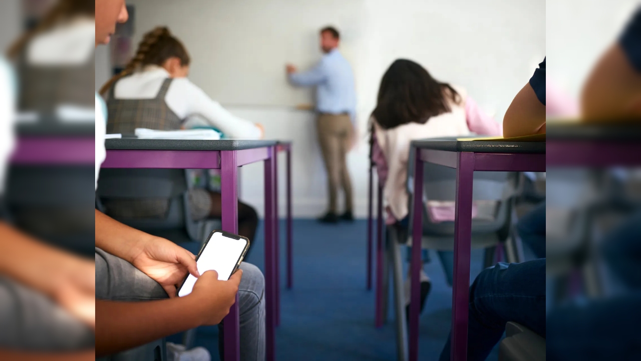 স্কুলে স্মার্টফোন নিষিদ্ধের সময় কি এসে গেছে?