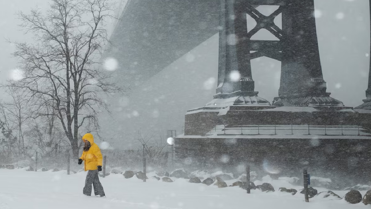 তুষারঝড়ে আমেরিকায় বিদ্যুৎহীন লাখো মানুষ, ২৫ জনের মৃত্যু