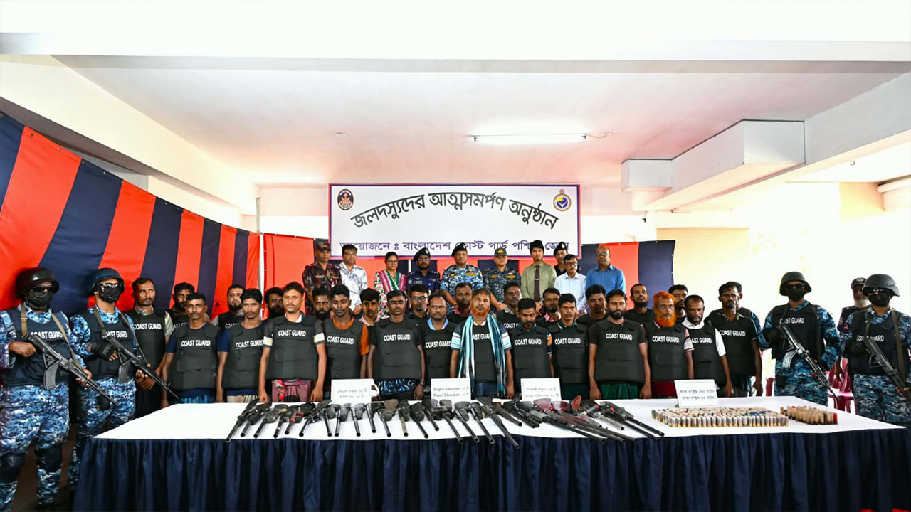 সুন্দরবনের ডাকাত ছোট জাহাঙ্গীর বাহিনীর প্রধানসহ ২৭ জন আত্মসমর্পন