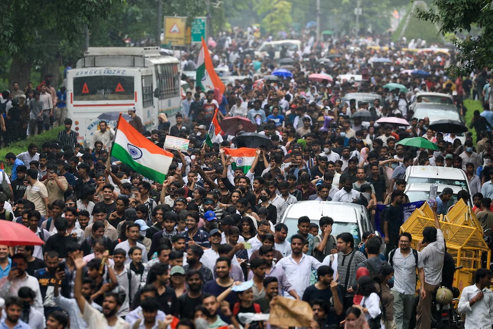 ভারতে পরীক্ষার প্রশ্ন ফাঁসকে ঘিরে কেন ‘ককরোচ’ আন্দোলন?