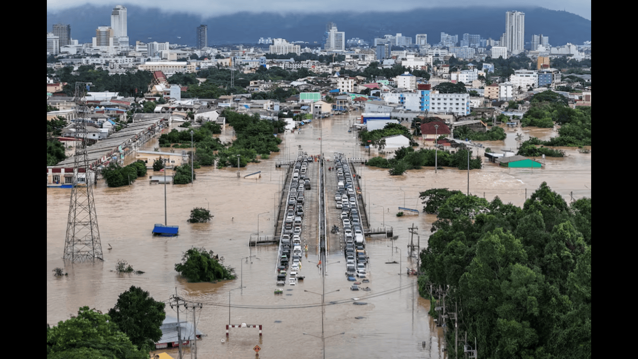 থাইল্যান্ডে টানা বৃষ্টিতে ভয়াবহ বন্যায় ৩৩ জনের মৃত্যু