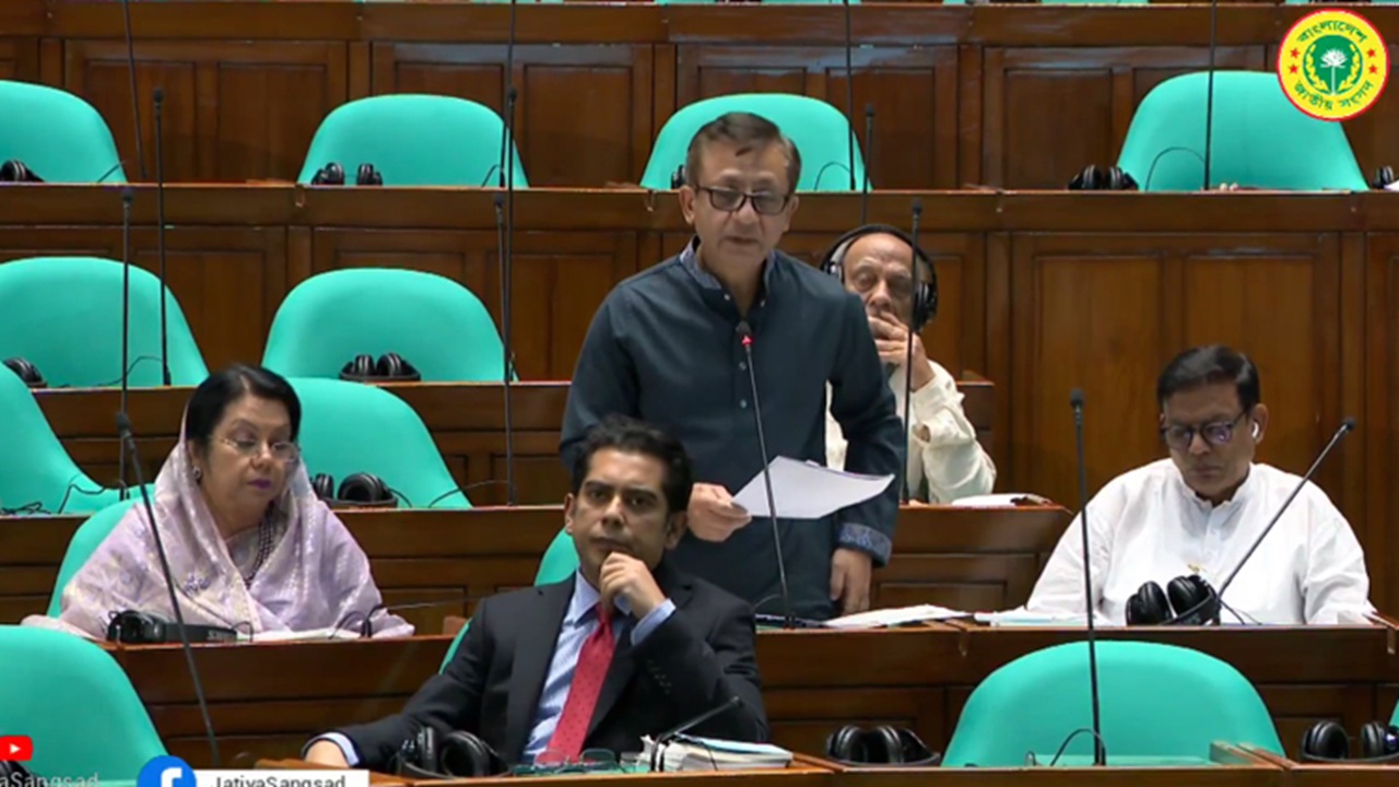 বাংলাদেশে জ্বালানি তেলের দাম বৃদ্ধি ‘সীমিত’: বাণিজ্যমন্ত্রী