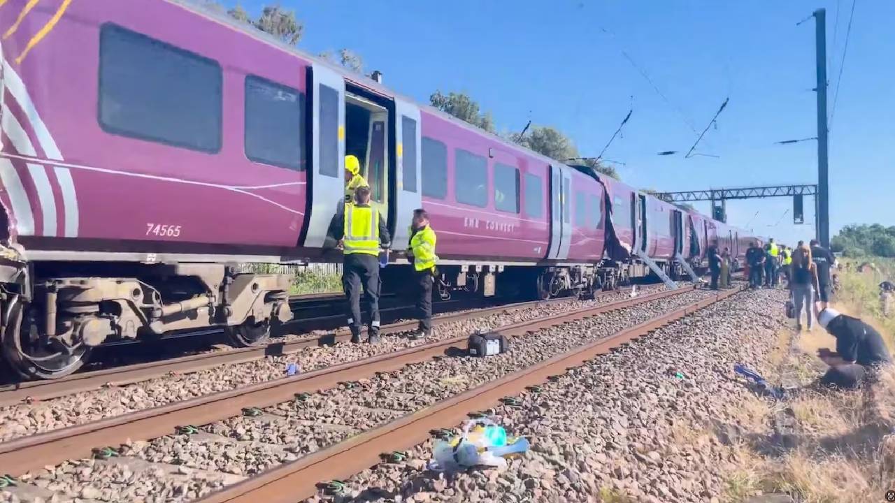 যুক্তরাজ্যে দুই ট্রেনের সংঘর্ষে হতাহত ৯০