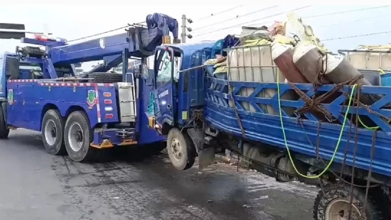 ফরিদপুরে গাছভর্তি ট্রাকে মাছবাহী ট্রাকের ধাক্কা, নিহত ২