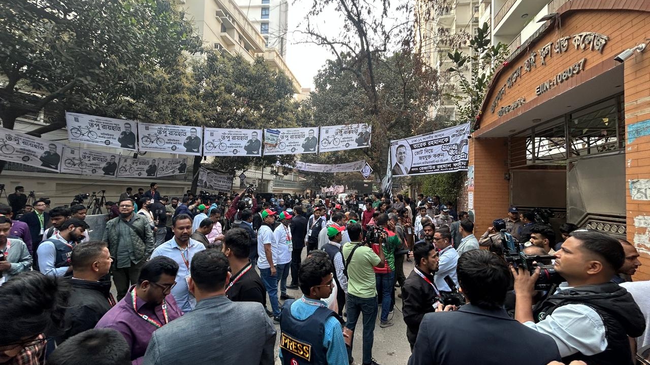 ভোটগ্রহণ শুরুতেই ভোটারদের লাইন