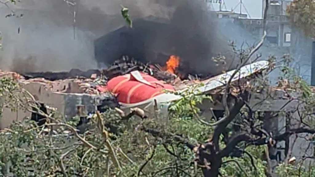 ভারতে ২৪২ যাত্রী নিয়ে লন্ডনগামী বিমান বিধ্বস্ত, অনেক হতাহতের শঙ্কা