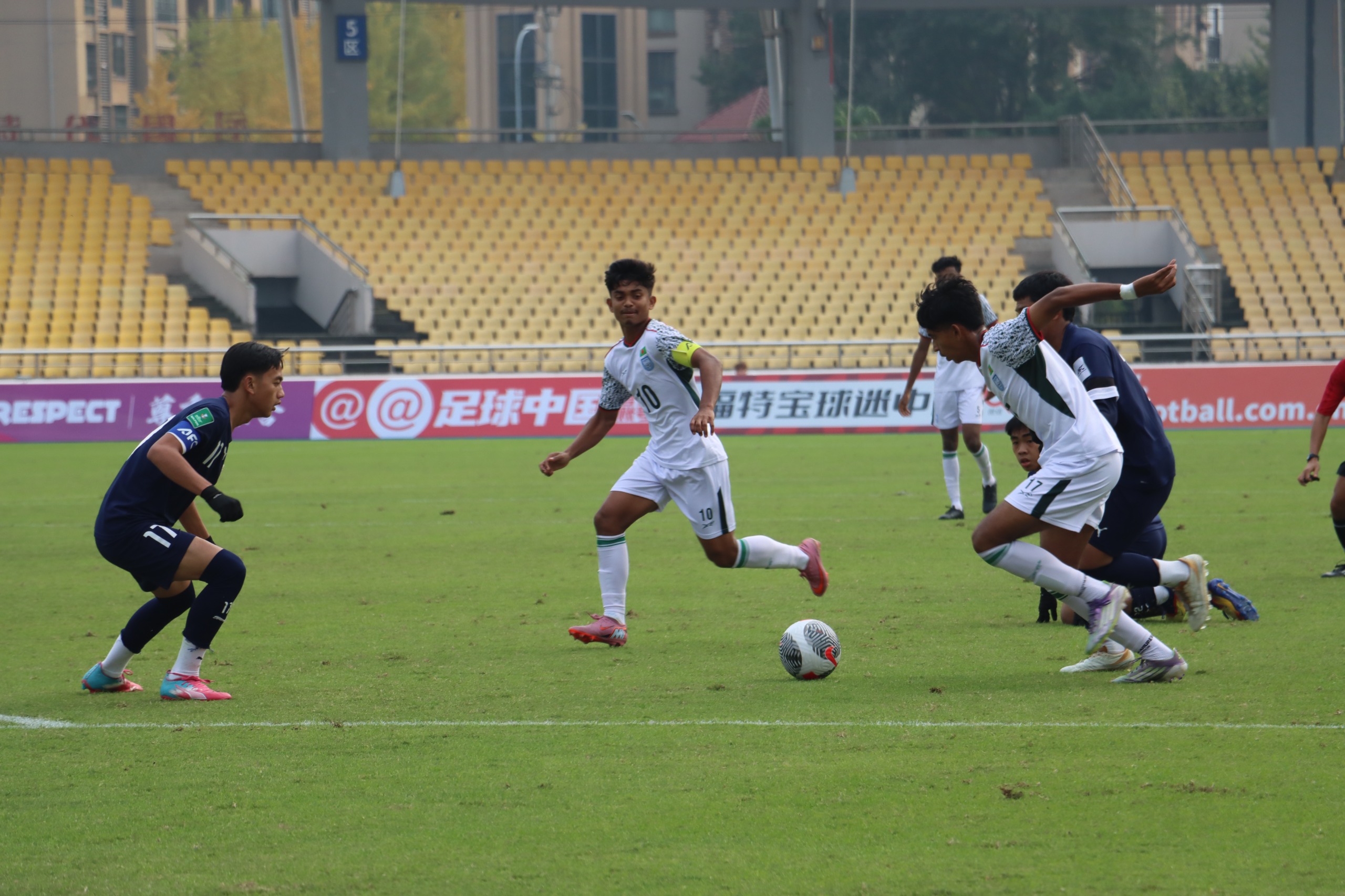 চীনে ব্রুনেইয়ের জালে ৮ গোল সতেরোর কিশোরদের