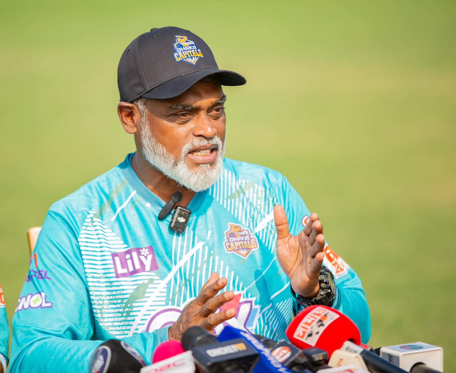 আগের দিনও মাঠে বসেই সাংবাদিকদের সঙ্গে কথা বলছিলেন মাহবুব আলী। ছবি: বিসিবি