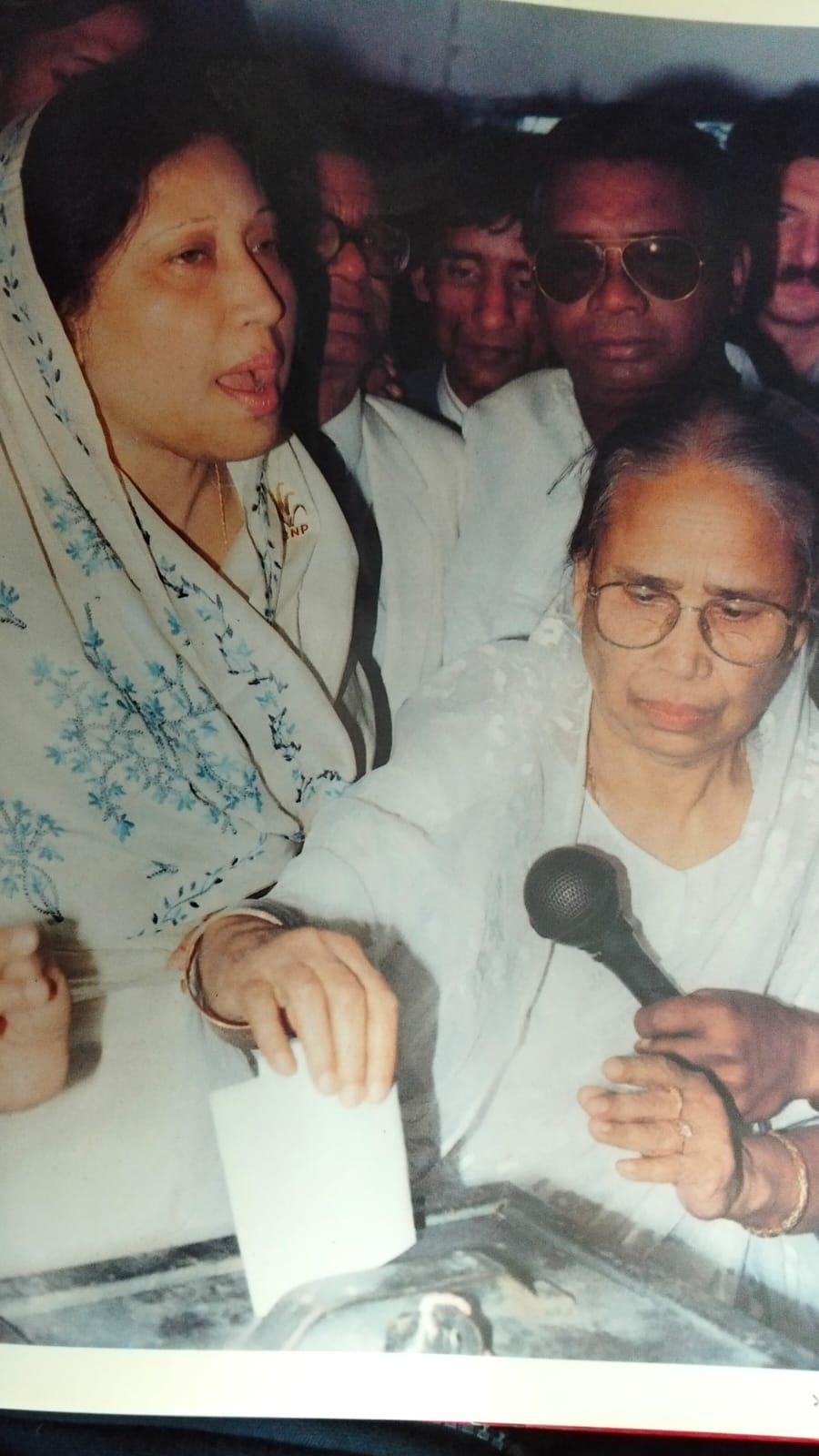 ১৯৯১ নির্বাচনে ভোট দেওয়ার সময় মায়ের সঙ্গে খালেদা জিয়া। ছবি: লুৎফর রহমান বীনু