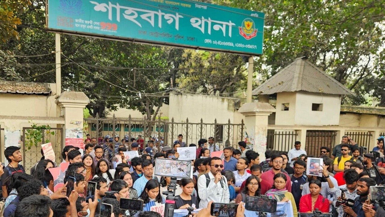 ঢাবি শিক্ষার্থীর ওপর পুলিশি হামলা: ৩ দফা দাবিতে শিক্ষার্থীদের বিক্ষোভ