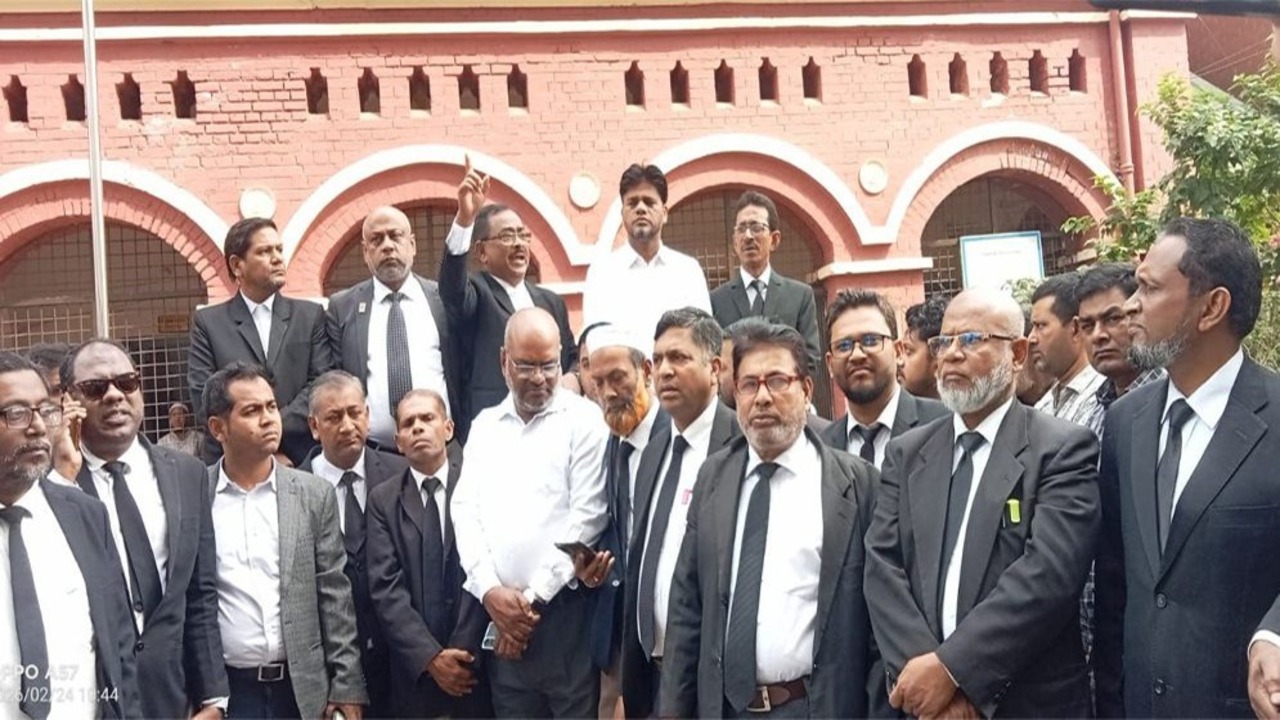 আ. লীগ নেতার জামিন, প্রতিবাদে বরিশালে আইনজীবীদের আদালত বর্জন