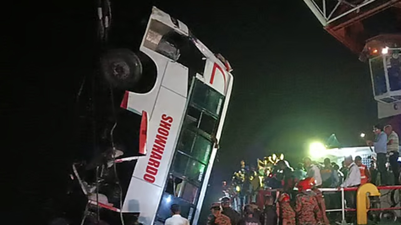 দৌলতদিয়া ঘাটে বাসডুবি: মৃতের সংখ্যা বেড়ে ২৫