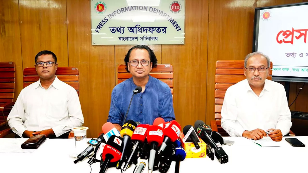 অপতথ্য ও সাইবার বুলিং রোধে আইনজীবী প্যানেল গঠন করা হয়েছে: তথ্য উপদেষ্টা