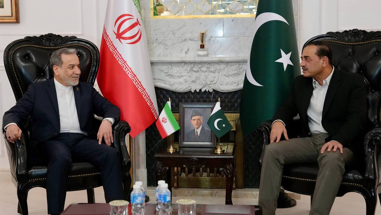 পাকিস্তানের সেনাপ্রধানের সঙ্গে বৈঠক ইরানের পররাষ্ট্রমন্ত্রীর