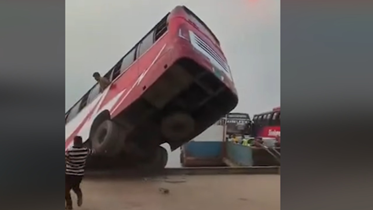 ফেরিতে উঠতে গিয়ে যাত্রীবাহী বাস নদীতে, হতাহতের আশঙ্কা