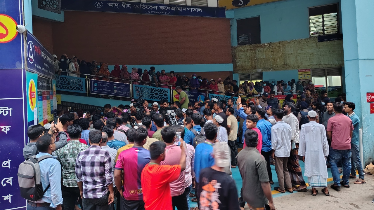 লাইসেন্স বাতিল হওয়ায় রোগী স্থানান্তর নিয়ে বিপাকে পড়েছে অনেকে। ছবি: চরচা