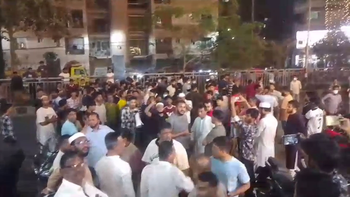 চাঁদা না দেওয়ায় কারখানায় হামলার প্রতিবাদে থানা ঘেরাও, গ্রেপ্তার ৩