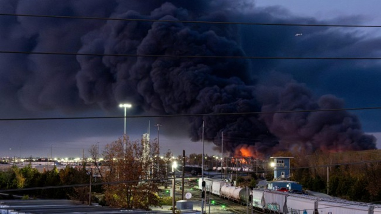 আমেরিকার বিমানবন্দরে কার্গো প্লেন বিধ্বস্ত, নিহত ৪