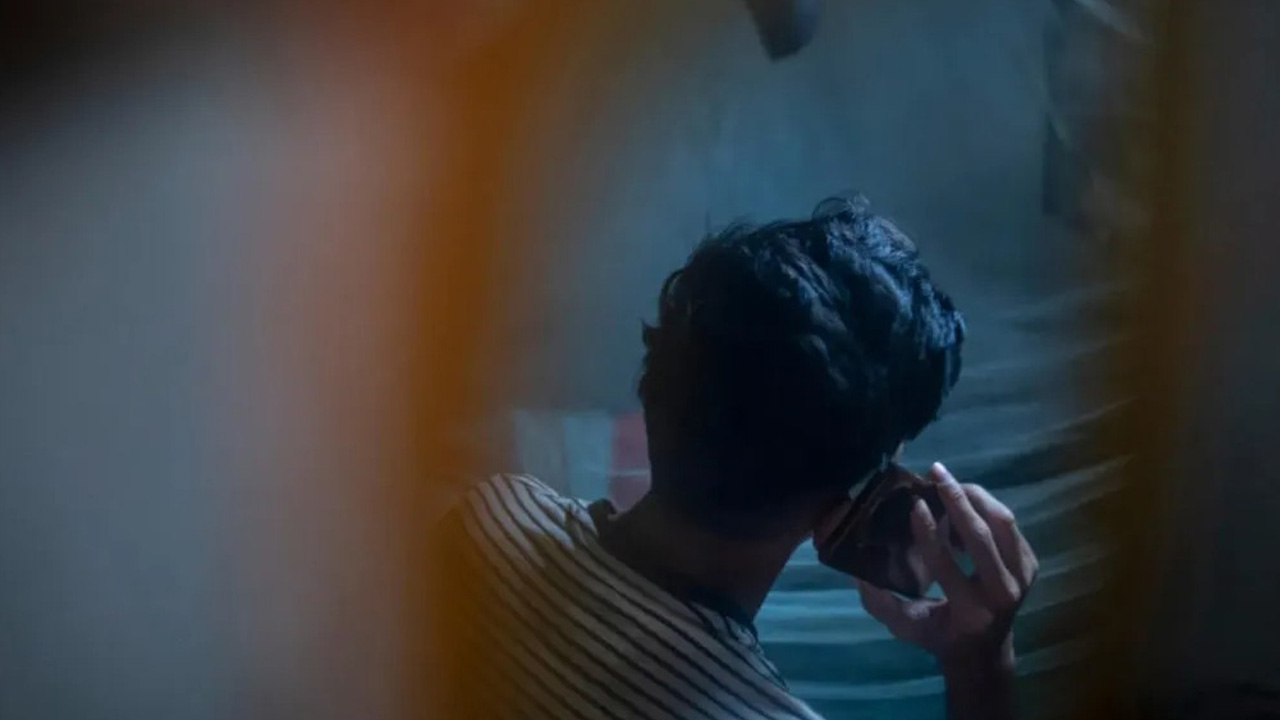 মায়ের সঙ্গে ফোনে কথা বলছে আহান। ছবি: ইউনিসেফের সৌজন্যে