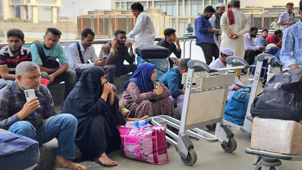 ‘ফ্লাইট বাতিলের পর বাইরে আসছি, বুঝতাছি না কই যাব’