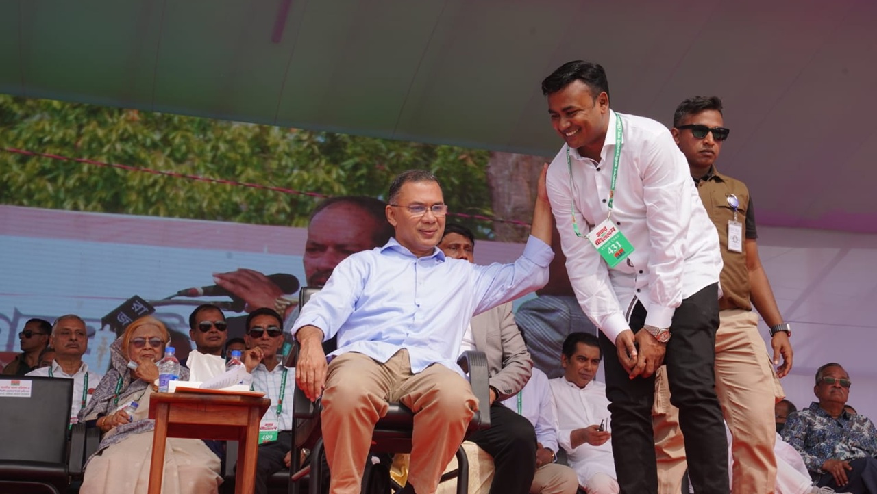 তারেক রহমানের সঙ্গে ছাত্রদলের কেন্দ্রীয় সাংগঠনিক সম্পাদক মো. আমান উল্লাহ আমান। ছবি: ফেসবুক