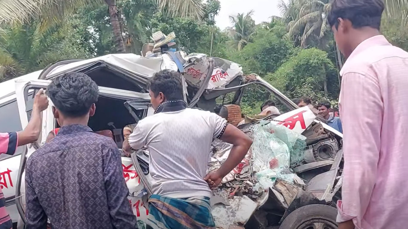 ফরিদপুরে বাস-অ্যাম্বুলেন্সের মুখোমুখি সংঘর্ষ, নিহত ৫