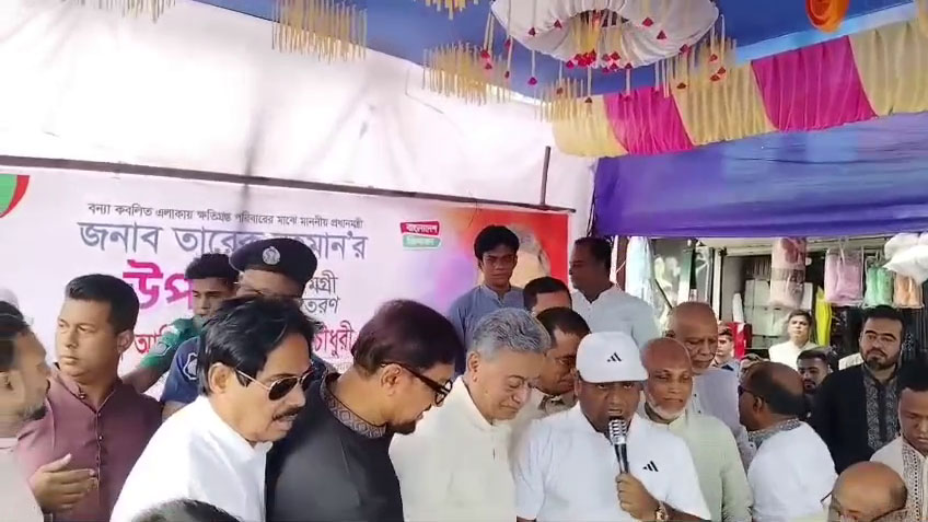 ত্রাণ বিতরণের অনুষ্ঠানে মঞ্চ ভেঙে পড়লেন অর্থমন্ত্রী