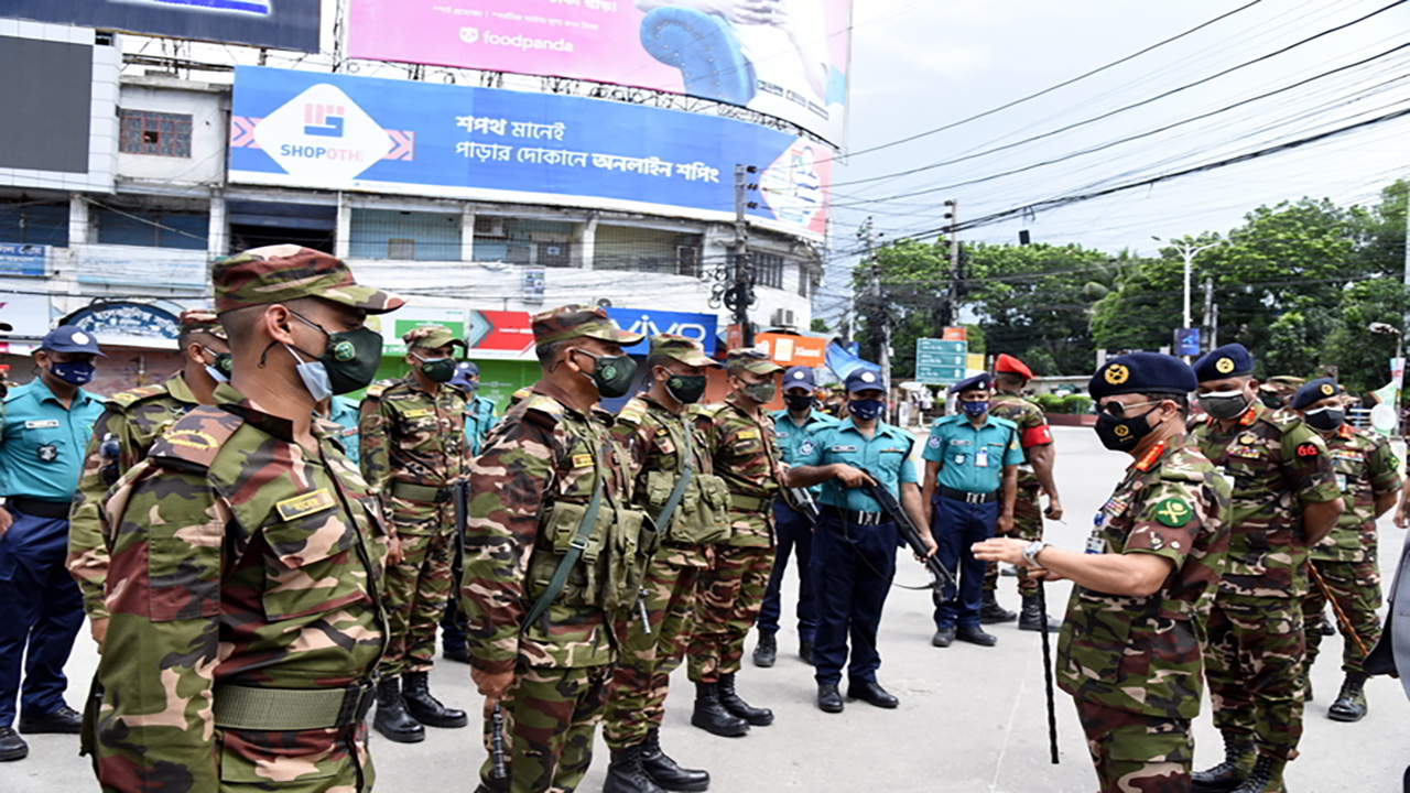‘ইন এইড টু দ্য সিভিল পাওয়ার’ অনুযায়ী সেনাবাহিনী বর্তমানে আইনশৃঙ্খলা রক্ষায় কাজ করছে । ছবি: বাংলাদেশ সেনাবাহিনী