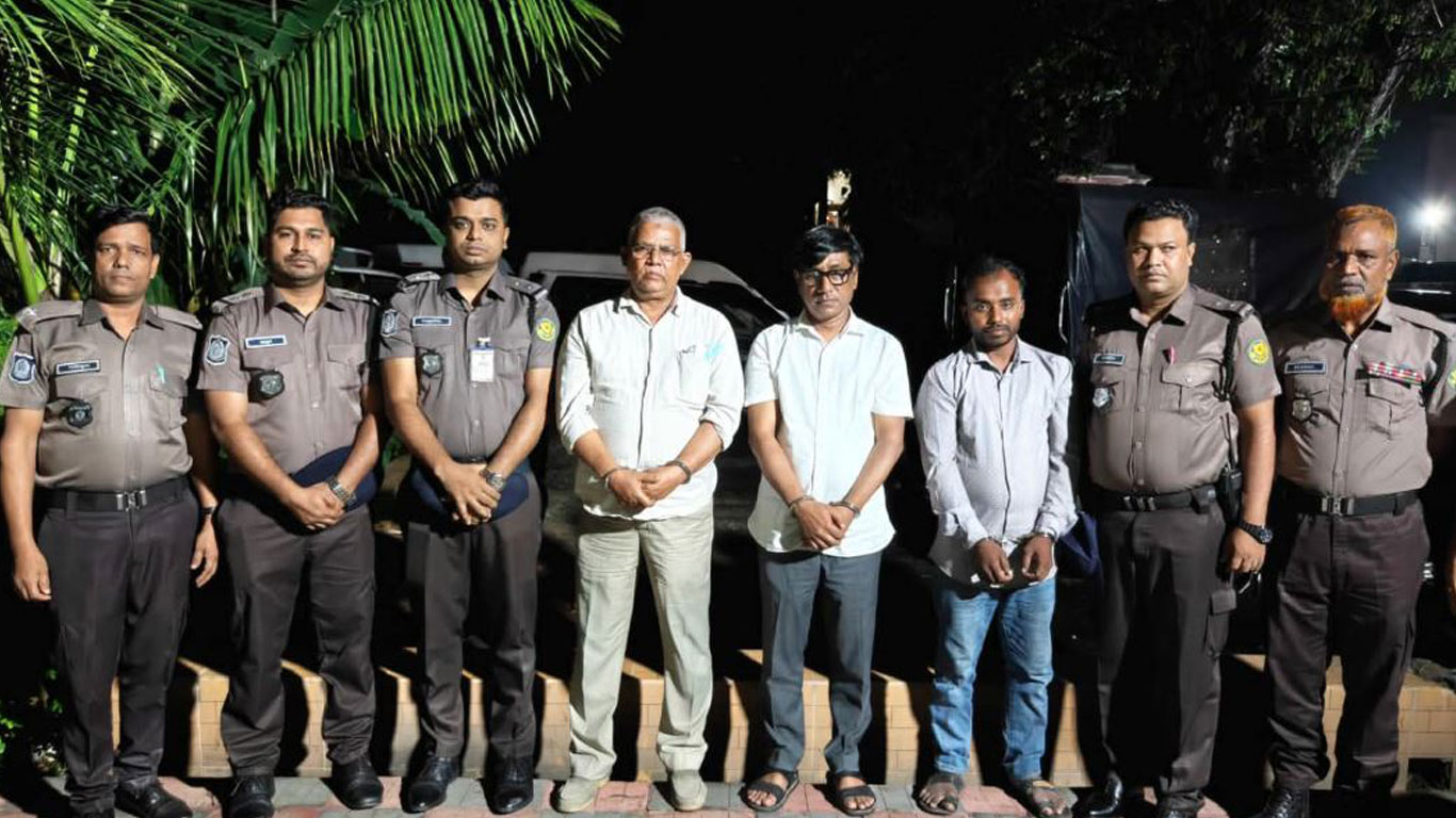 প্রাথমিক শিক্ষা অধিদপ্তরের স্টোরে আগুন, গ্রেপ্তার ৩