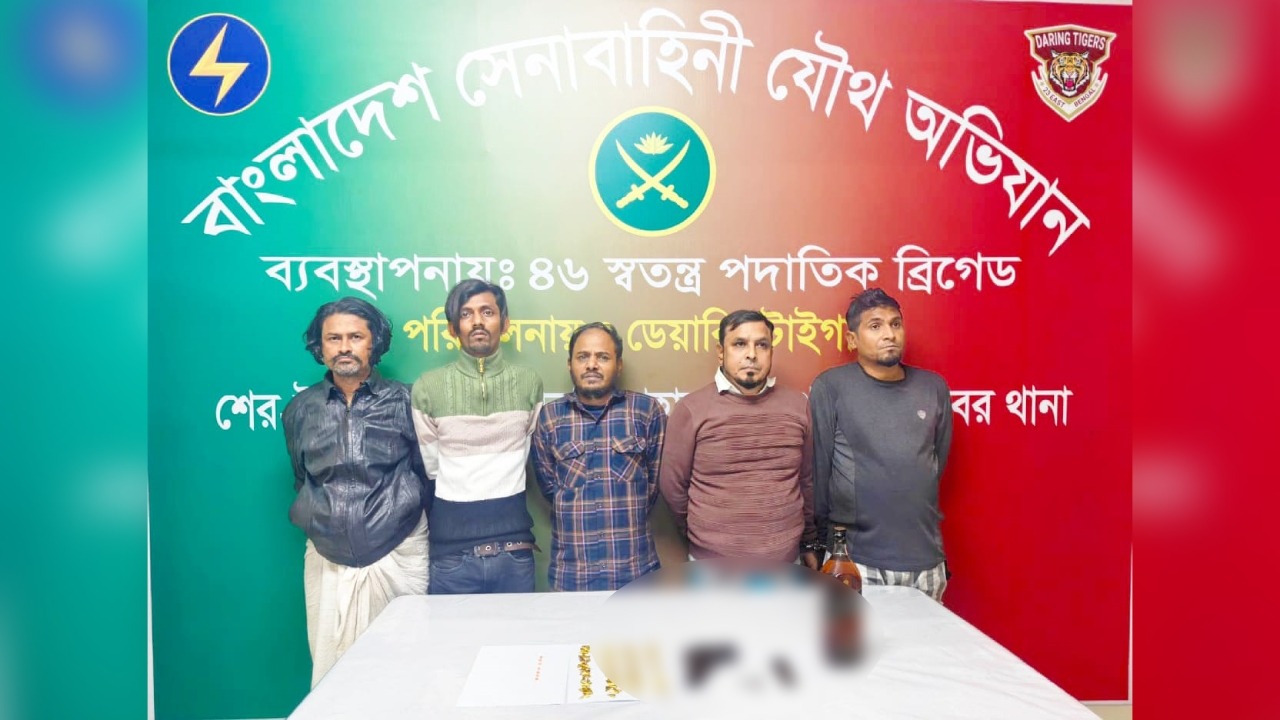 মোহাম্মদপুরে সেনা অভিযানে পিস্তল-পেট্রোল বোমা উদ্ধার, গ্রেপ্তার ৫