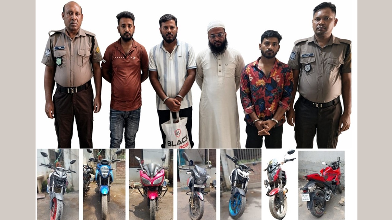 এক মোটরসাইকেল খুঁজতে গিয়ে মিলল ৭টি, গ্রেপ্তার ৪