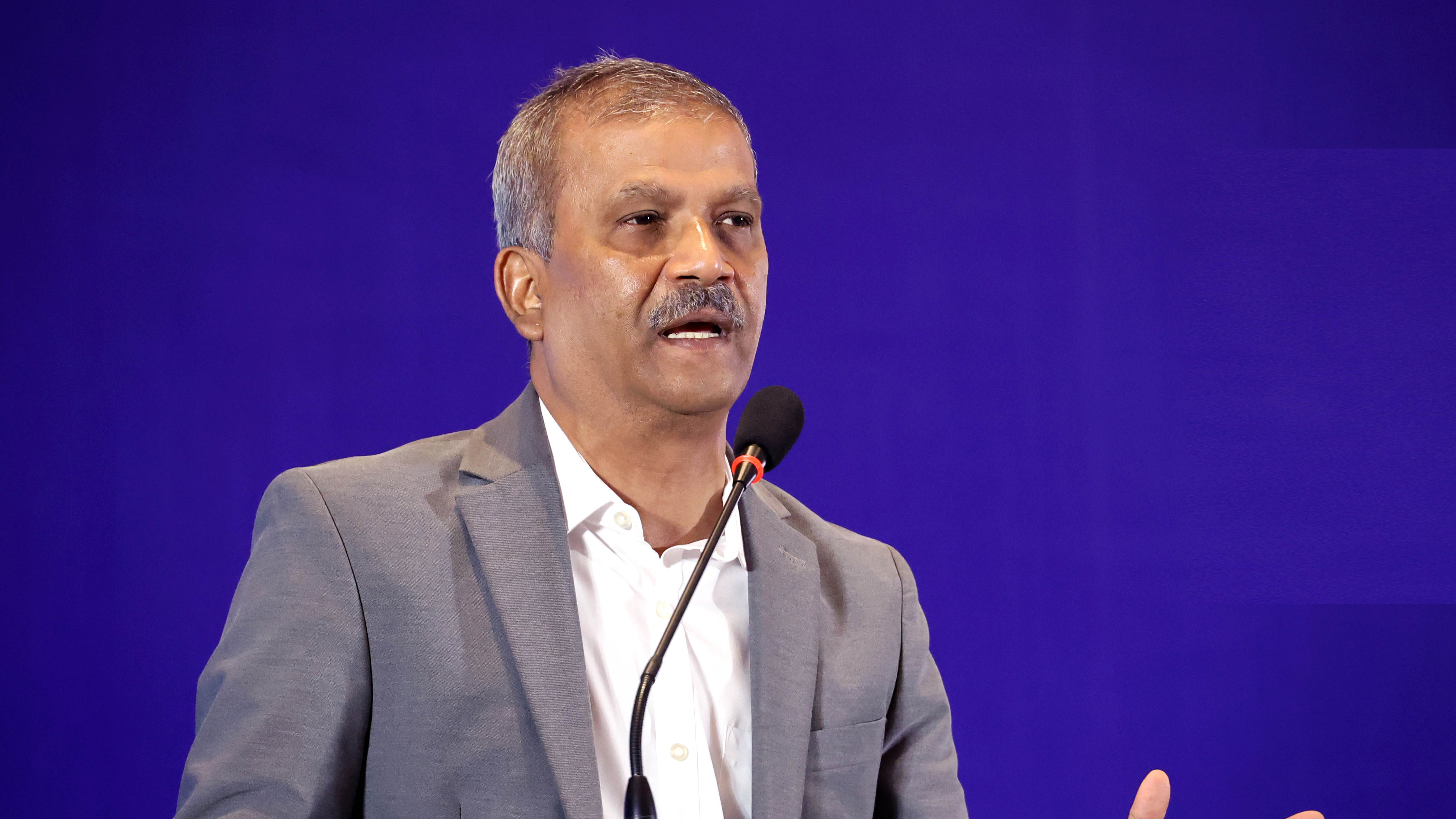 ফেব্রুয়ারির প্রথমার্ধে নির্বাচন করতে সরকার বদ্ধপরিকর: আসিফ নজরুল