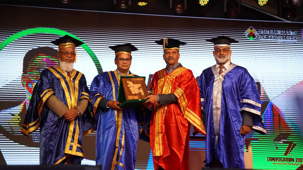 ‘কেবল ডিগ্রি নয়, সক্ষমতা-শৃঙ্খলাও জরুরি’–স্টেট ইউনিভার্সিটির সমাবর্তনে আসিফ নজরুল