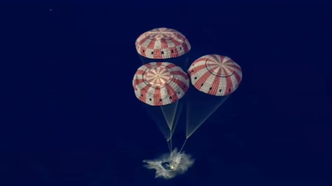 চন্দ্রাভিযান শেষে পৃথিবীতে ফিরলেন ৪ নভোচারী