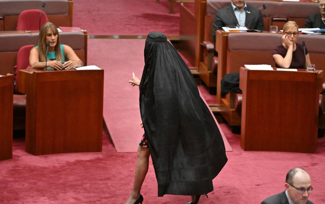 বোরকা নিষিদ্ধের দাবি তুলে নিজেই বরখাস্ত অস্ট্রেলিয়ার নারী সিনেটর