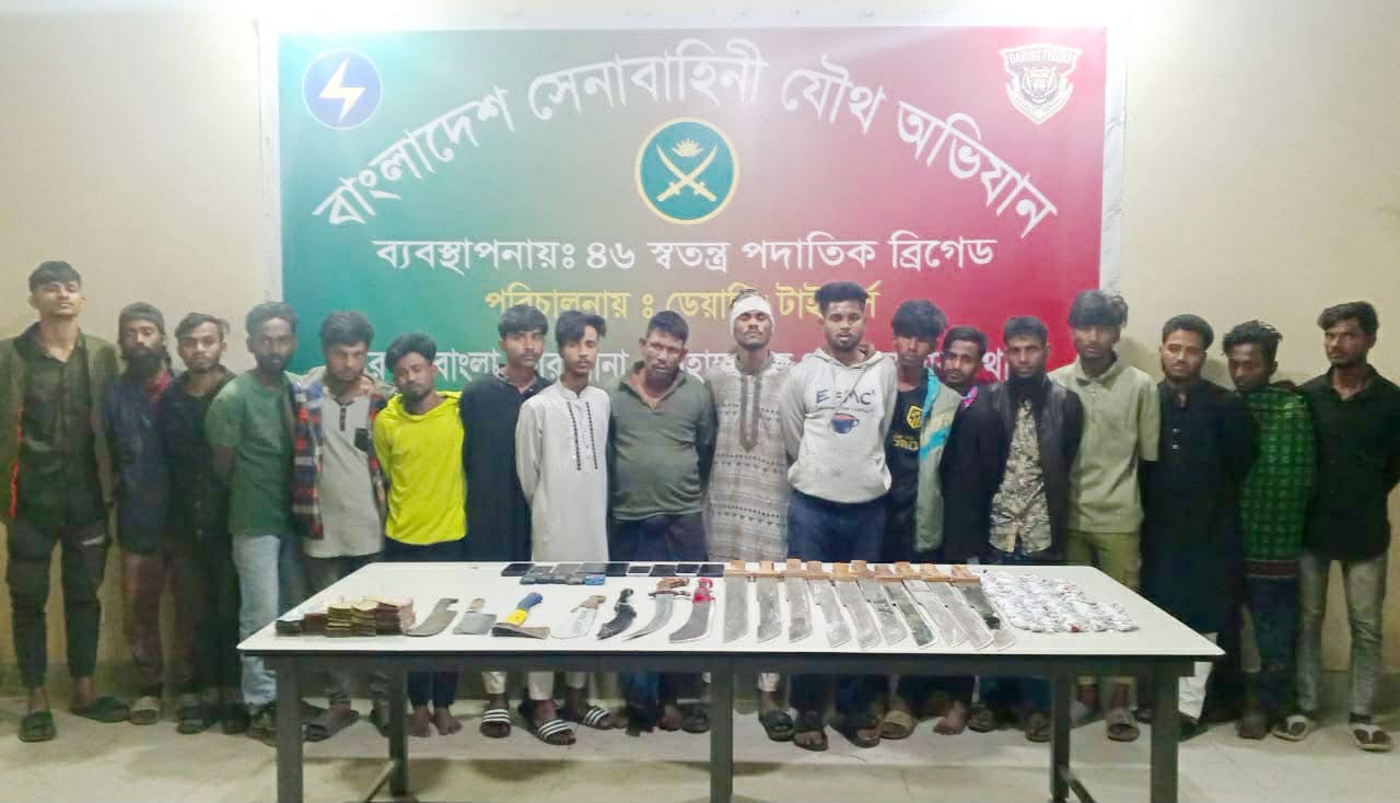রাজধানীর রায়েরবাজারে দেশীয় অস্ত্র-মাদকসহ আটক ১৮