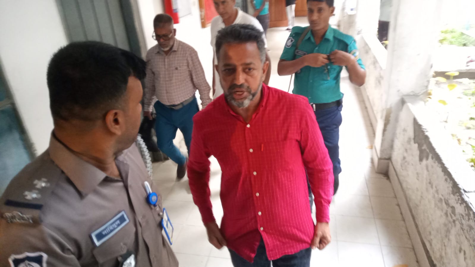 বরিশালে ব্যবসায়ীকে নির্যাতন করে স্বাক্ষর নেওয়ার অভিযোগ, গ্রেপ্তার ২