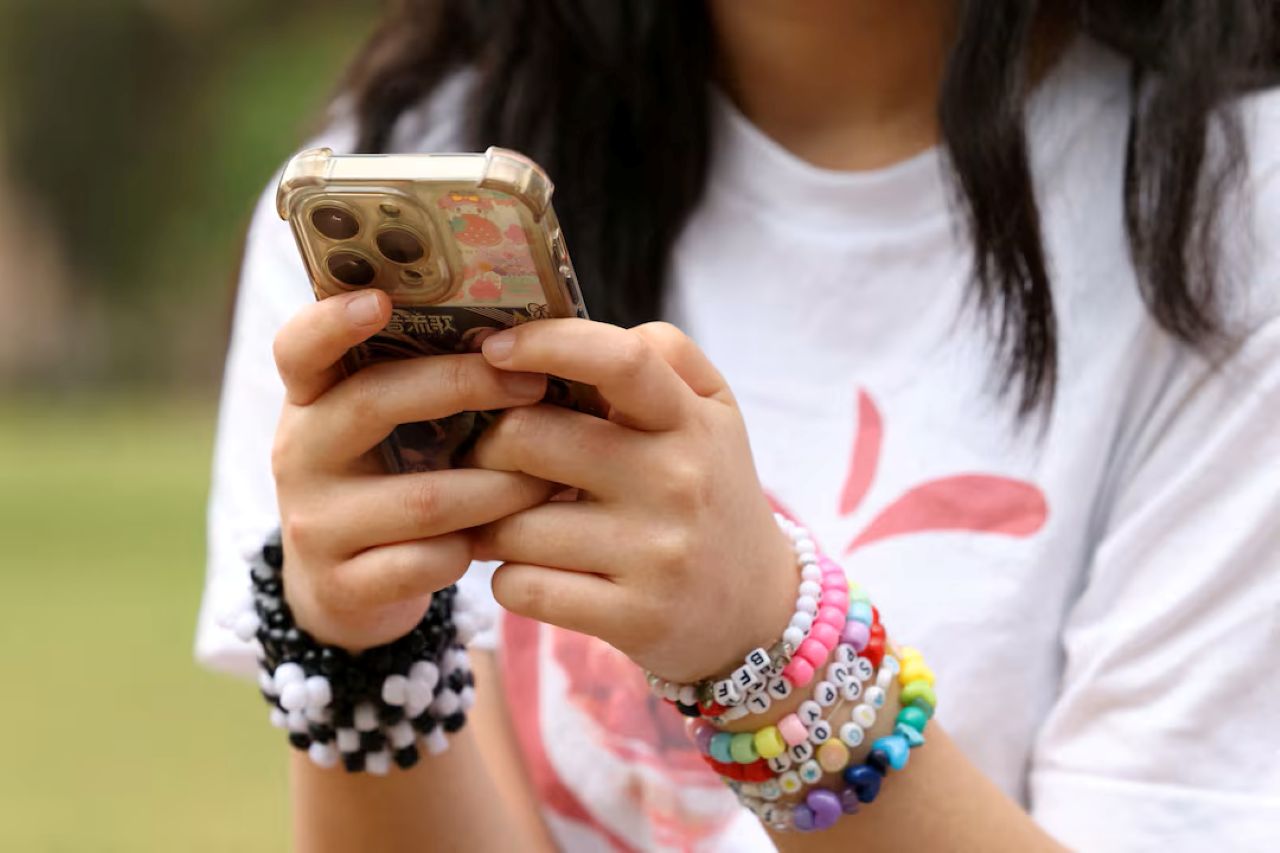 কম বয়সীদের ইন্টারনেট ব্যবহারে বিধিনিষেধ আরোপ ফ্রান্সের