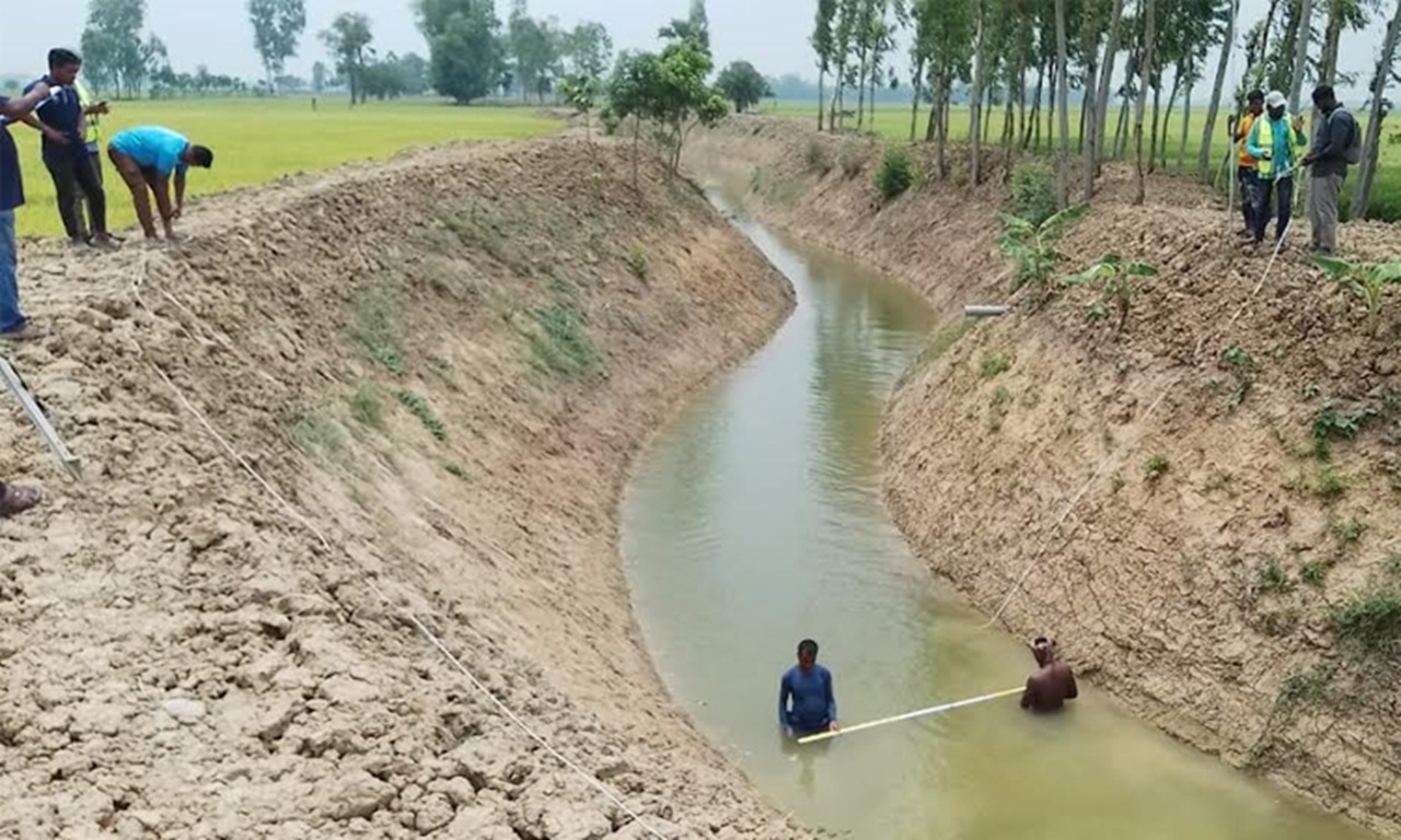 টিকে থাকার লড়াইয়ে বরেন্দ্র অঞ্চলের কৃষকরা