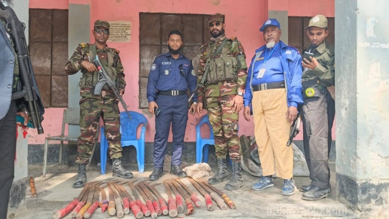 বরিশালে ভোটকেন্দ্রের পাশে লাউ খেতে মিলল ২১টি রামদা